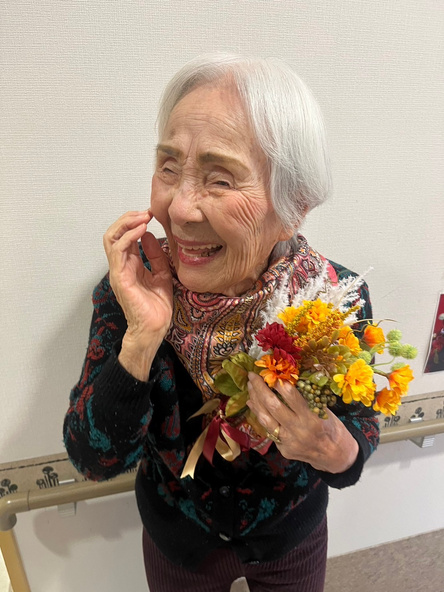花束を持って笑顔のご利用者さま